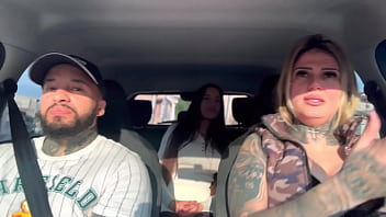 Uber pega passageira novinha que acabou de completar 18 anos siliconada com seu marido e acabam fazendo uma putaria dentro do carro em são paulo buceta mollhada