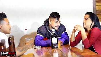 Dois pau na buceta da novinha