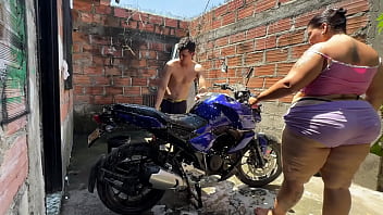 Mi vecino me ayuda a lavar y despues me folla muy rico
