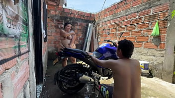 Mi vecino me ayuda a lavar y despues me folla muy rico