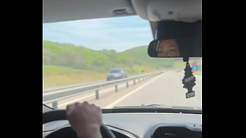 Gostosa safada fode sem camisinha na estrada