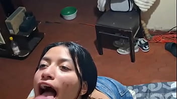 ¡¡me arrodillé a buscar su verga y me la tragué entera hasta sacar toda su lechita