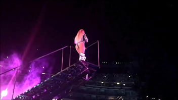 Beyoncé bending that ass over in black