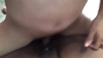 Tirei a camisinha para gozar dentro da morena