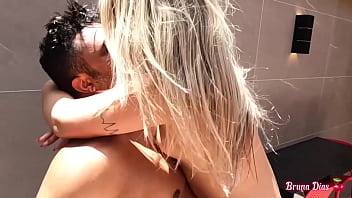 Dei minha buceta pro loupan na frente do corno me acabei na pika e deixei ela toda lambuzada com meu melzinho