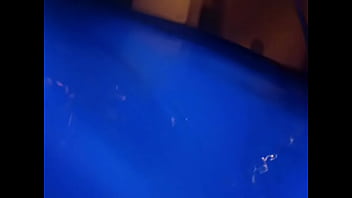 Il me prend dans la piscine désolé de la qualité bisous à tous