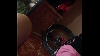 Jugando la comida de sus esposas