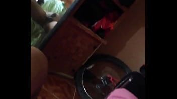 Jugando la comida de sus esposas