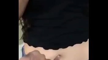 Hermosa sensación de tocar su sexy ombligo