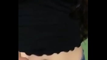 Hermosa sensación de tocar su sexy ombligo