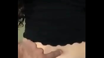 Hermosa sensación de tocar su sexy ombligo