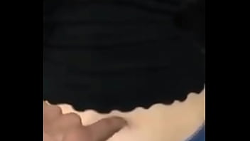 Hermosa sensación de tocar su sexy ombligo