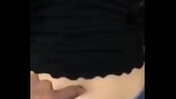 Hermosa sensación de tocar su sexy ombligo