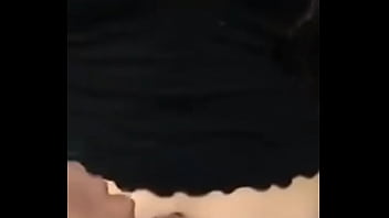 Hermosa sensación de tocar su sexy ombligo