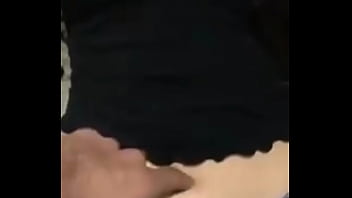 Hermosa sensación de tocar su sexy ombligo