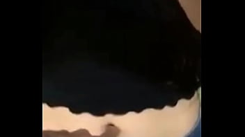 Hermosa sensación de tocar su sexy ombligo