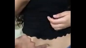 Hermosa sensación de tocar su sexy ombligo