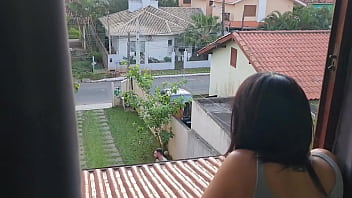Dei para um amigo enquanto o meu marido cortava grama e conversava comigo na janela ele não faz idéia do que eu estava fazendo parte 2