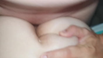 Milf recebe massagem na buceta com uma grande gozada