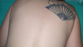 Milf recebe massagem na buceta com uma grande gozada