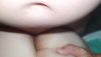 Milf recebe massagem na buceta com uma grande gozada