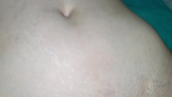 Milf recebe massagem na buceta com uma grande gozada