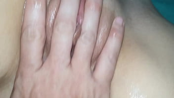 Milf recebe massagem na buceta com uma grande gozada