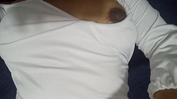 Morena sexy se quita el vestido para sentir su coño exitada con posiciones del perrito