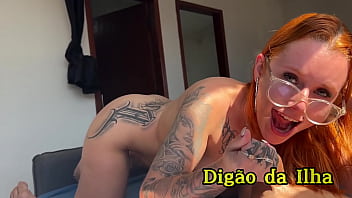 Ruiva nerd mamando gostoso e fudendo com tesão