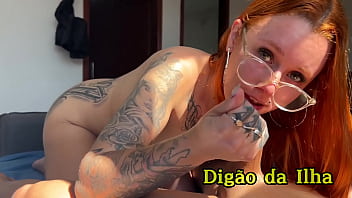 Ruiva nerd mamando gostoso e fudendo com tesão
