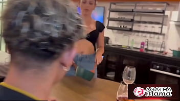 Agatha mama fiz sexo com minha madrasta safada para que ela não conte ao meu pai que me pegou assistindo pornô na hora do jantar grátis