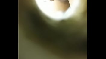 Espiando Baño Publico Joven thumbnail