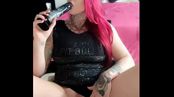 Brasileira gostosa socando brinquedo e chupando