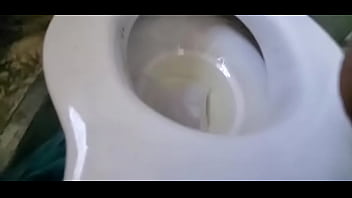 Mi vecina me pide prestado el baño y la espió