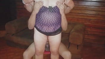 Así me recibe mi sexy vecina madura en lencería me pide que le dejé el coño lleno de leche