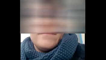 J'arrive dans la rue où je dois visiter l'appartement je vois au loin un