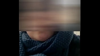 J'arrive dans la rue où je dois visiter l'appartement je vois au loin un