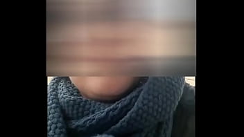 J'arrive dans la rue où je dois visiter l'appartement je vois au loin un