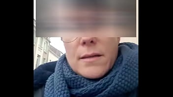 J'arrive dans la rue où je dois visiter l'appartement je vois au loin un