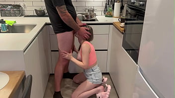 Tengo hambre y ganas de comer una polla grande mi novio prepara la comida pero yo quiero chupar su polla