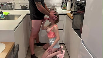 Tengo hambre y ganas de comer una polla grande mi novio prepara la comida pero yo quiero chupar su polla