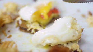 Se arma una fiesta de comida y todos se suman a la mesa del comedor balcarce para probar todo lo que est&aacute; disponible en el bodeg&oacute;n