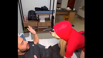 Para pagar a dívida patricinha sentou no maloka e ainda levou leitada na buceta