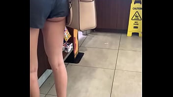 Sabrosas nalgas de esta rubia con short