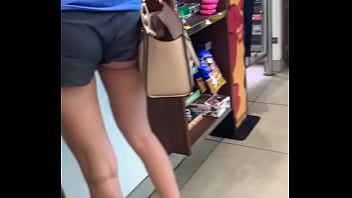 Sabrosas nalgas de esta rubia con short Sabrosas nalgas de esta rubia con short