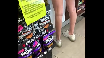 Sabrosas nalgas de esta rubia con short