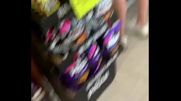 Sabrosas nalgas de esta rubia con short