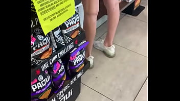 Sabrosas nalgas de esta rubia con short