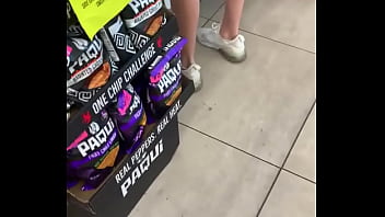 Sabrosas Nalgas De Esta Rubia Con Short thumbnail