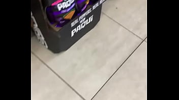 Sabrosas nalgas de esta rubia con short Sabrosas nalgas de esta rubia con short